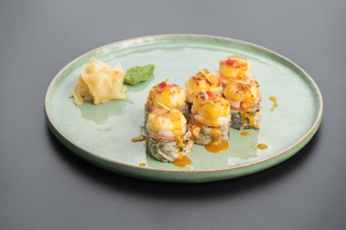 Japon mutfağı. Suşi tabağa yakın çekimde.