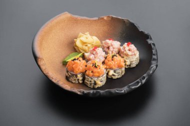 Japon mutfağı. Suşi tabağa yakın çekimde.