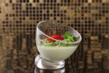 Masadaki lezzetli tatlıya yakın çekim