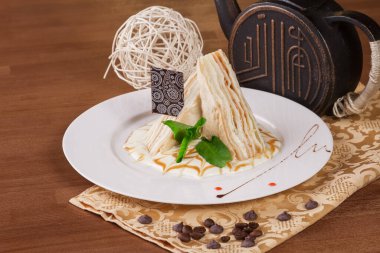 Masadaki lezzetli tatlıya yakın çekim