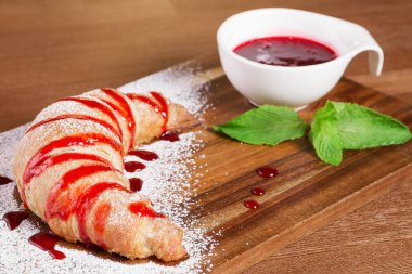 Çilek reçelli tatlı kruvasan, yakın çekim.