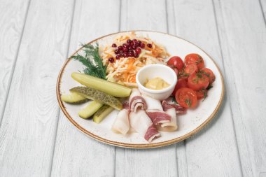 Turşu, salatalık, domates, domuz yağı, soğan ve votka..