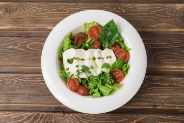 Yeşil yapraklı ve sebzeli yeşil vejetaryen salatası.