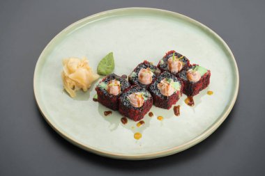 Japon mutfağı. Suşi tabağa yakın çekimde.