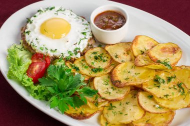 Geleneksel Amerikan Lokantası veya Fransız Bistro brunch öğesi, biftek ve patatesli yumurta.
