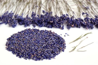 Lavanta. Kurutulmuş lavanta çiçekli natürmort.