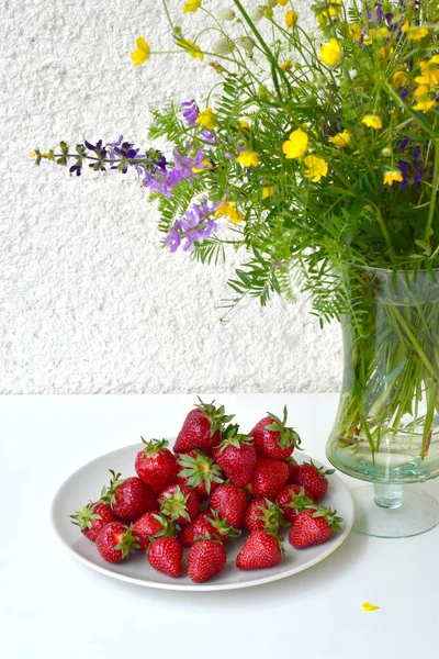 Yaz natürmort çilek ile.