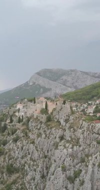 Hırvatistan 'daki Klis Kalesinin 4K Hava Aracı Görünümü Game of Thrones Konumu