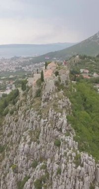 Fırtınadan Önce Klis Kalesi ve Bölünmüş Sahil, Sinema 4K İnsansız Hava Aracı Görünümü