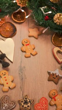 Eline kurabiye eklenmiş Noel masasının üst görünümü