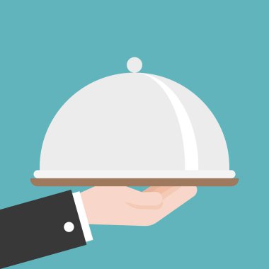 tepsi yeşil arka plan üzerinde tutarak garson kırpılmış görüntü
