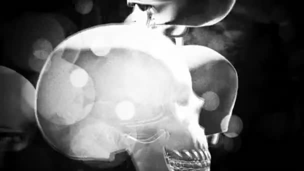 ハロウィーンに適した抽象的な背景に回転する頭蓋骨のコンピュータアニメーション — ストック動画