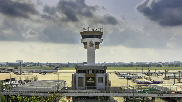 Don-Muang air traffic control tower in airport with clear blue sky, Bangkok, Thailand. — Stock Photo, Image