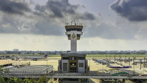 Don-Muang torre de controle de tráfego aéreo no aeroporto com céu azul claro, Bangkok, Tailândia . Fotografia De Stock