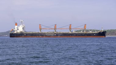 Chon Buri, Tayland 20 Mayıs 2019: Kargo nakliye gemisi ve yük konteynırı liman bölgesinde vinçle birlikte çalışıyor. 