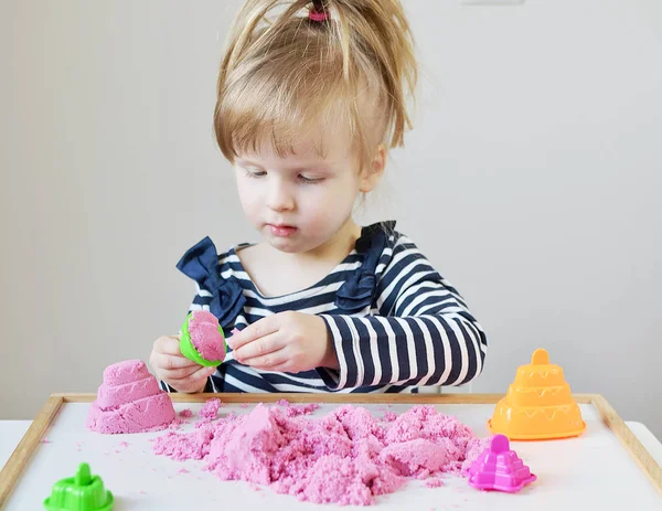 Pequena Menina Branca Brincando Com Areia Cinética Rosa Casa Educação — Fotografia de Stock