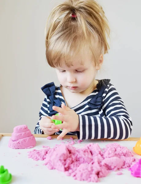 Pequena Menina Branca Brincando Com Areia Cinética Rosa Casa Educação — Fotografia de Stock