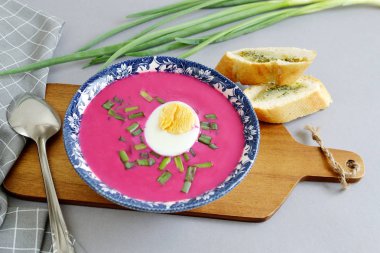 Soğuk çorba pancar soğan ekmek gri arka plan yaz gıda kavramı ile