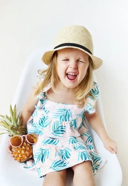 Menina Branca Chapéu Segure Mãos Suculentas Mini Abacaxi Conceito Verão — Fotografia de Stock