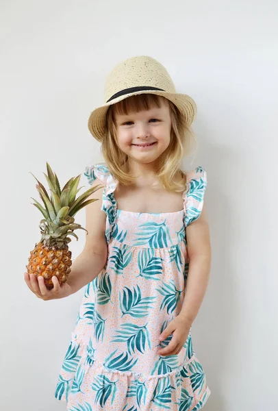 Καυκάσιος Κοριτσάκι Καπέλο Κρατήστε Ζουμερό Ανανά Μίνι Χέρια Έννοια Καλοκαίρι — Φωτογραφία Αρχείου