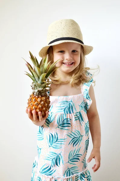 Menina Branca Chapéu Segure Mãos Suculentas Mini Abacaxi Conceito Verão — Fotografia de Stock