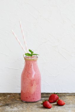 Süt, dondurma, yeşil nane, ahşap arka plan, yaz içecek konsepti ile çilek güler yüzlü lezzetli