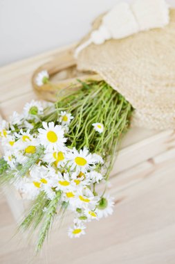 Hasır çanta çiçek papatya, beyaz arka plan, ahşap kutu, yaz konsepti ile kopyalama alanı, Modern tasarım, Eko İskandinav tarzı