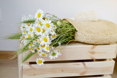 Hasır çanta çiçek papatya, beyaz arka plan, ahşap kutu, yaz konsepti ile kopyalama alanı, Modern tasarım, Eko İskandinav tarzı