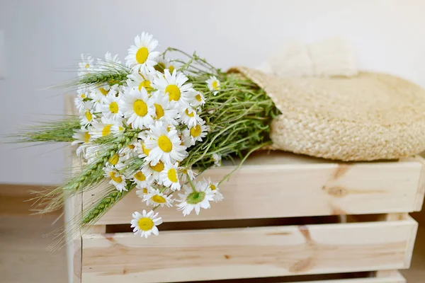 Hasır çanta çiçek papatya, beyaz arka plan, ahşap kutu, yaz konsepti ile kopyalama alanı, Modern tasarım, Eko İskandinav tarzı