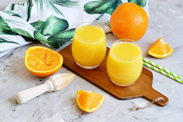 Свіжого Апельсинового Соку Скло Літній Ранок Випити Напій Сірий Фон — стокове фото