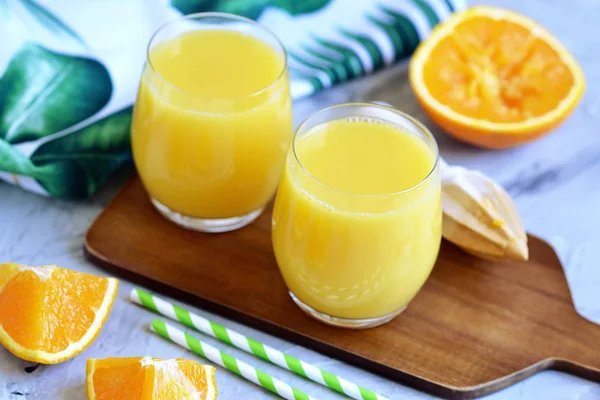 Čerstvý Pomerančový Džus Sklo Letní Ráno Pít Nápoj Šedé Pozadí — Stock fotografie