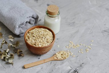 Ev yapımı yulaf ezmesi süt vücut yüz için doğal maddeler güzellik kavramı organik sağlıklı yaşam fırçalayın