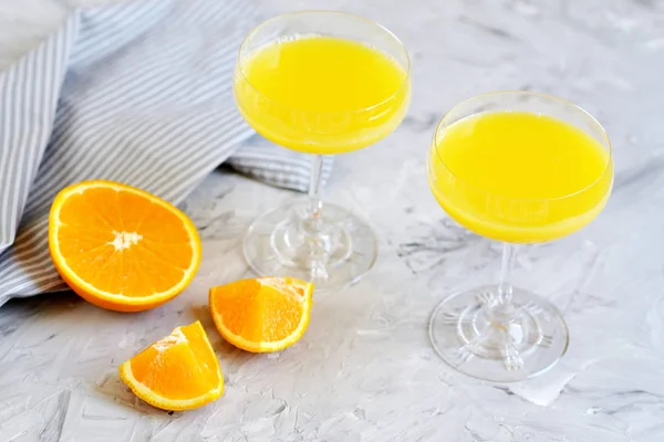 Verse Jus Orange Glazen Zomerochtend Drankje Drinken Grijze Achtergrond Vitaminen — Stockfoto