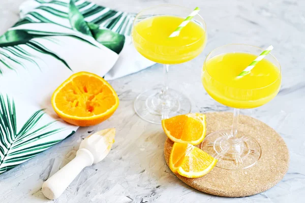 Färsk Apelsinjuice Glas Sommarmorgon Drink Dryck Grå Bakgrund Vitaminer — Stockfoto