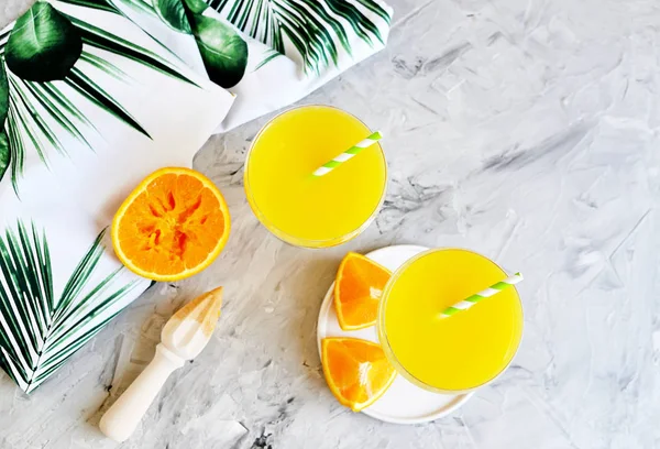 Färsk Apelsinjuice Glas Sommarmorgon Drink Dryck Grå Bakgrund Vitaminer — Stockfoto