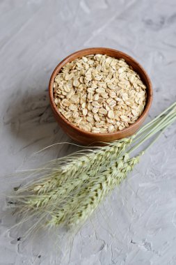 Vitamini sağlıklı kahvaltı yulaf pul süt tahıl gri arka plan yulaf lapası yararlı gıda ile 