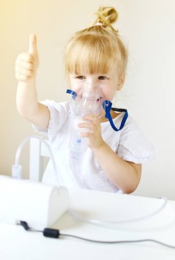 Masanın üzerinde ev inhaler inhalasyon Nebulizatör ile yapım küçük kız için kez içe çekme sağlar, maskeli kapalı, hasta çocuk