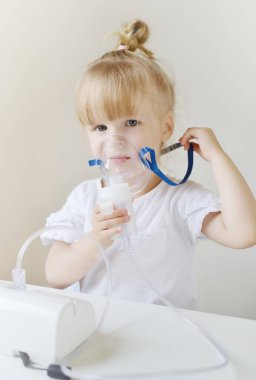 Masanın üzerinde ev inhaler inhalasyon Nebulizatör ile yapım küçük kız için kez içe çekme sağlar, maskeli kapalı, hasta çocuk