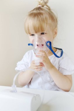 Masanın üzerinde ev inhaler inhalasyon Nebulizatör ile yapım küçük kız için kez içe çekme sağlar, maskeli kapalı, hasta çocuk