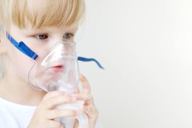Masanın üzerinde ev inhaler inhalasyon Nebulizatör ile yapım küçük kız için kez içe çekme sağlar, maskeli kapalı, hasta çocuk