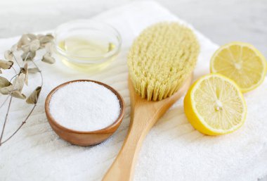 Ev yapımı vücut deniz tuzu için doğal maddeler fırçalayın limon zeytinyağı beyaz havlu güzellik kavramı Cilt Bakımı organik ahşap gövde masaj fırça Aroma Spa terapi