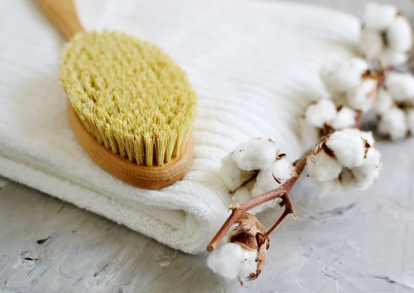 Spazzola Massaggio Legno Organico Naturale Asciugamano Bianco Home Terapia Spa — Foto Stock