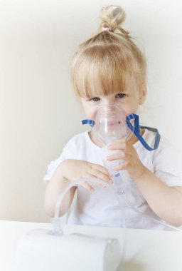 Masanın üzerinde ev inhaler inhalasyon Nebulizatör ile yapım küçük kız için kez içe çekme sağlar, maskeli kapalı, hasta çocuk