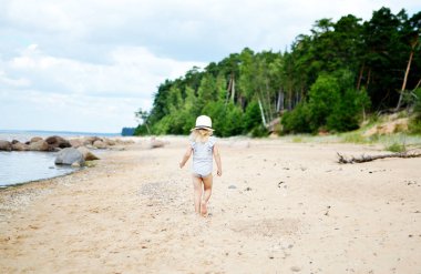 Plaj güneşli yaz gün, Instagram stil, yürüyüş şapkalı küçük kız moda, Letonya, Vidzeme, Baltık Denizi