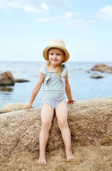 Niña Sombrero Caminando Playa Soleado Día Verano Instagram Estilo Moda —  Fotos de Stock
