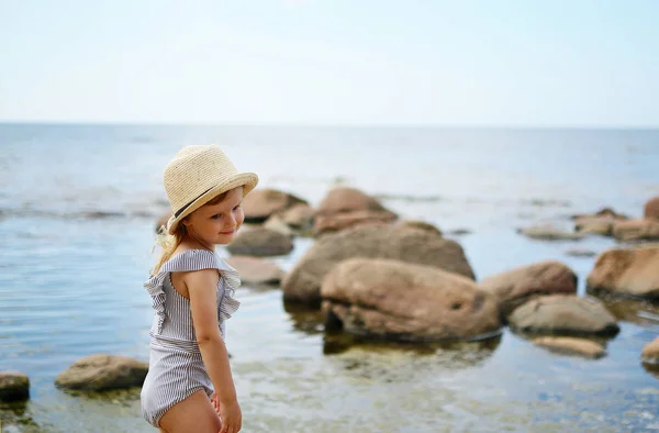 Bambina Cappello Camminare Spiaggia Soleggiata Giornata Estiva Stile Instagram Moda — Foto Stock