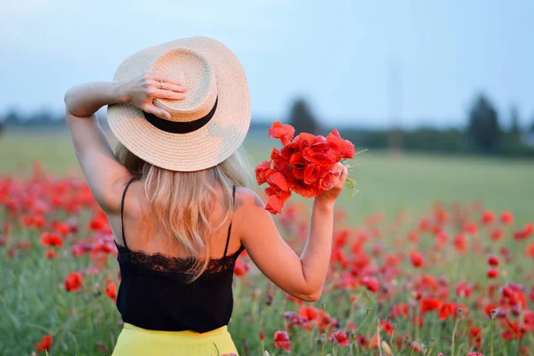 Bella Donna Con Lunghi Capelli Biondi Cappello Passeggiando Nel Campo — Foto Stock