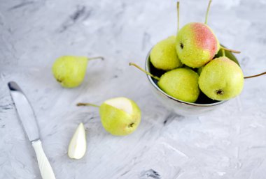 Sonbaharda hasat sağlıklı organik armut kase gri arka plan