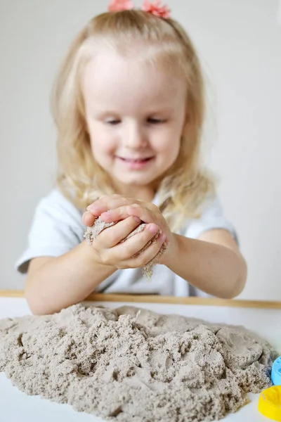 Kaukasische Meisje Speelt Met Kinetisch Zand Bij Home Vroege Education — Stockfoto