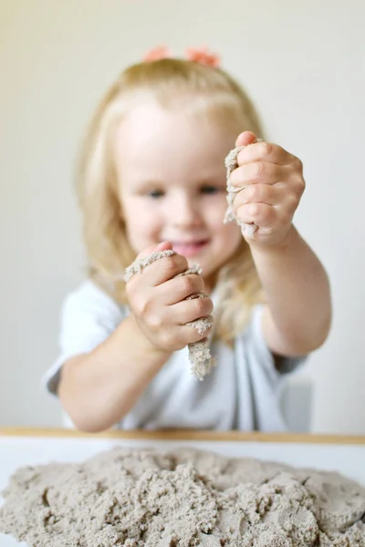 Kaukasische Meisje Speelt Met Kinetisch Zand Bij Home Vroege Education — Stockfoto